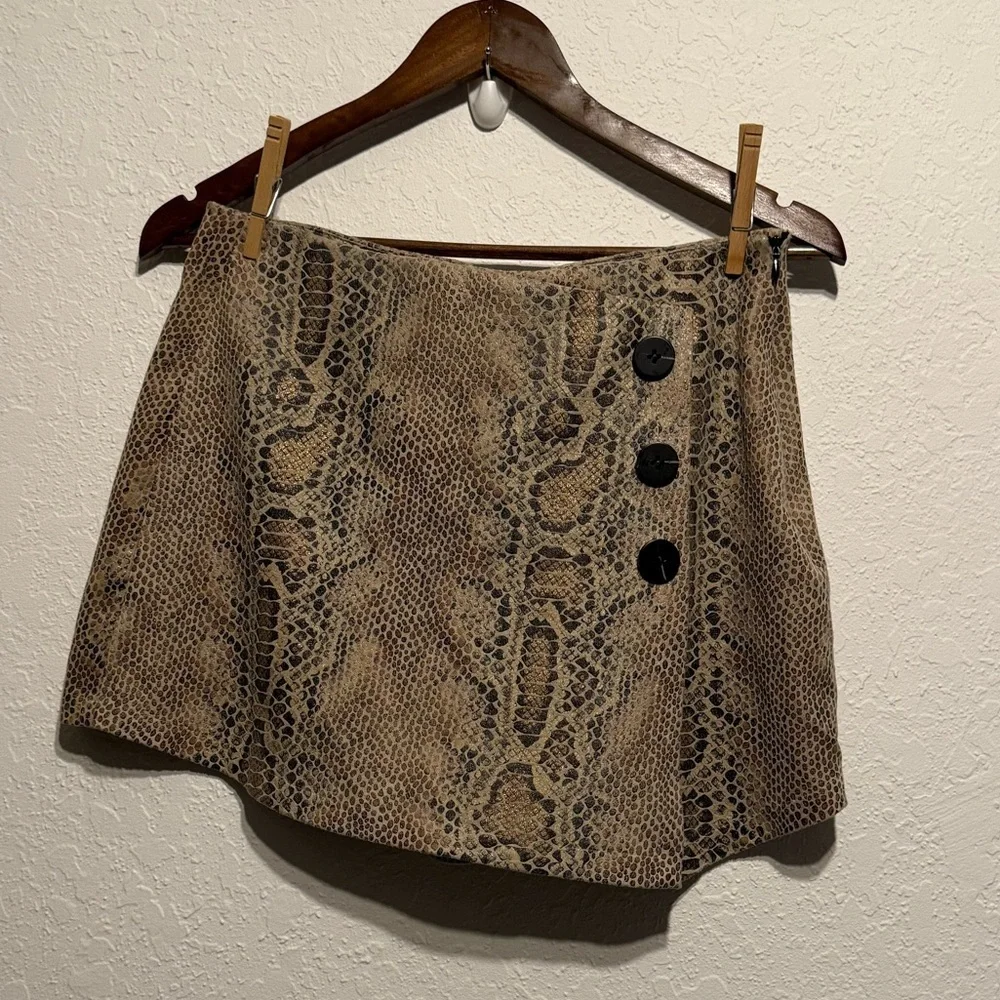 Haute Monde Snakeskin Print Button Front Wrap Layered Skort Size Medium Mini Tan